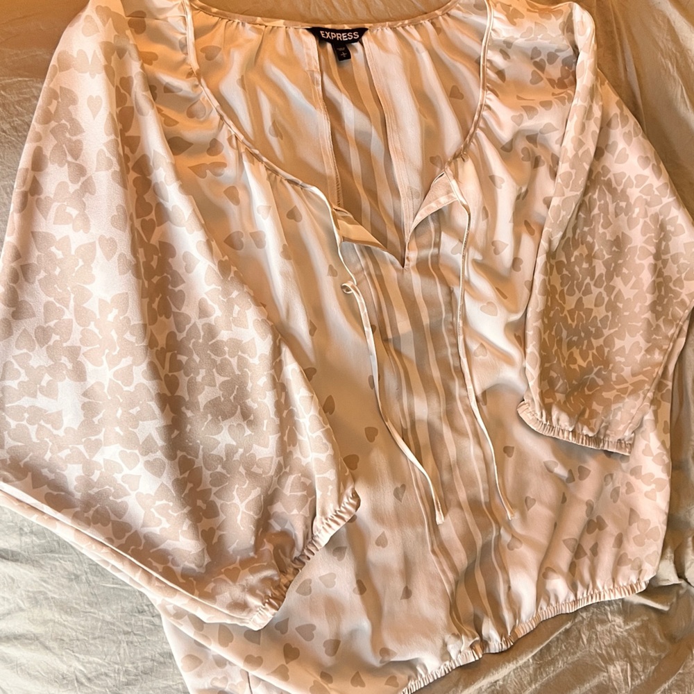 Large Heart Pattern Blouse - Picture 6 of 7